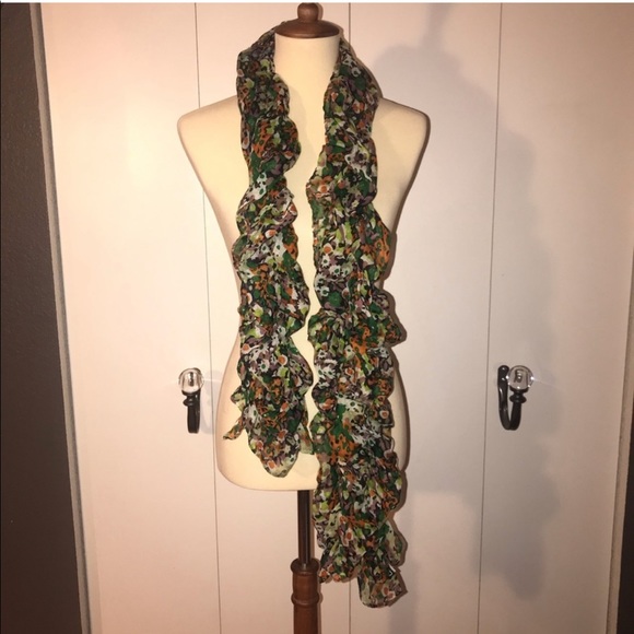 Bundle of two scarves. Green floral scrunched scarf and dark pink/ mauve scarf - Picture 3 of 5